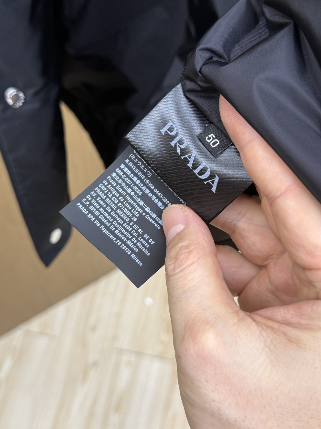 秋冬 Prada26秋冬爆款翻领马甲 Prada这款马甲选用品牌经典版型,面料采用进口100%高密锦纶。挺括有型 秋冬 Prada26秋冬爆款翻领马甲 Prada这款马甲选用品牌经典版型,面料采用进口100%高密锦纶。挺括有型