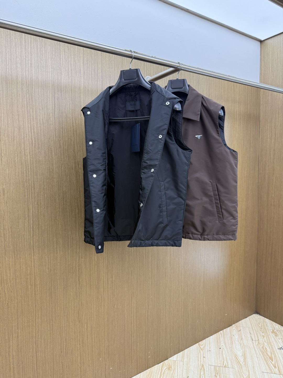 秋冬 Prada26秋冬爆款翻领马甲 Prada这款马甲选用品牌经典版型,面料采用进口100%高密锦纶。挺括有型 秋冬 Prada26秋冬爆款翻领马甲 Prada这款马甲选用品牌经典版型,面料采用进口100%高密锦纶。挺括有型
