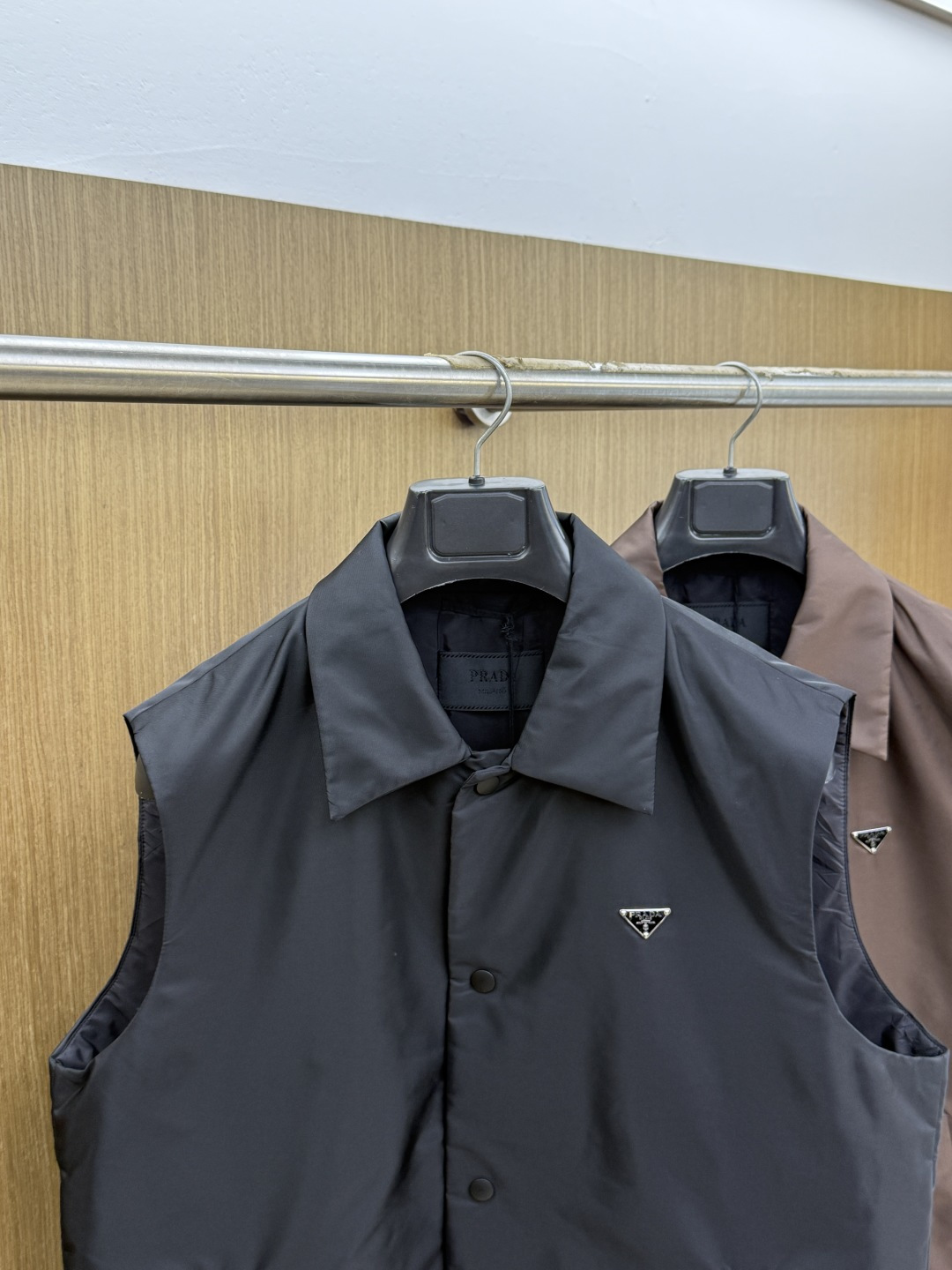 秋冬 Prada26秋冬爆款翻领马甲 Prada这款马甲选用品牌经典版型,面料采用进口100%高密锦纶。挺括有型 秋冬 Prada26秋冬爆款翻领马甲 Prada这款马甲选用品牌经典版型,面料采用进口100%高密锦纶。挺括有型