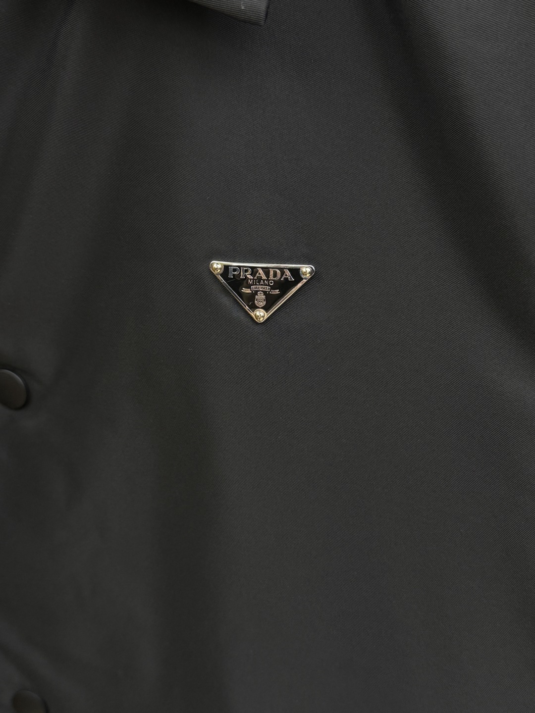 秋冬 Prada26秋冬爆款翻领马甲 Prada这款马甲选用品牌经典版型,面料采用进口100%高密锦纶。挺括有型 秋冬 Prada26秋冬爆款翻领马甲 Prada这款马甲选用品牌经典版型,面料采用进口100%高密锦纶。挺括有型