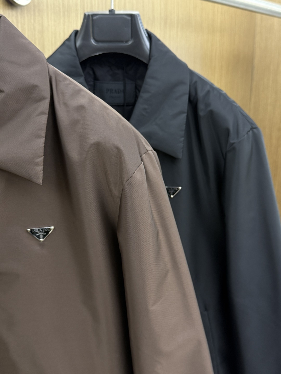 秋冬 Prada26秋冬爆款翻领外套 Prada这款外套,面料采用进口100%高密锦纶。挺括有型自带细腻光泽,呈 秋冬 Prada26秋冬爆款翻领外套 Prada这款外套,面料采用进口100%高密锦纶。挺括有型自带细腻光泽,呈