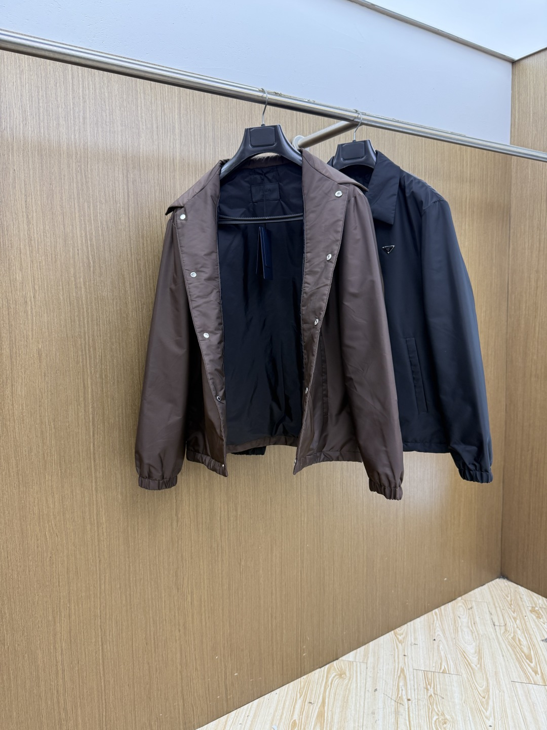 秋冬 Prada26秋冬爆款翻领外套 Prada这款外套,面料采用进口100%高密锦纶。挺括有型自带细腻光泽,呈 秋冬 Prada26秋冬爆款翻领外套 Prada这款外套,面料采用进口100%高密锦纶。挺括有型自带细腻光泽,呈