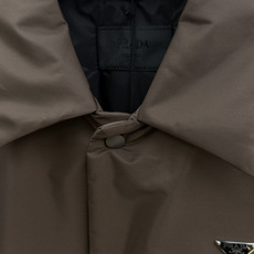 秋冬 Prada26秋冬爆款翻领外套 Prada这款外套,面料采用进口100%高密锦纶。挺括有型自带细腻光泽,呈 秋冬 Prada26秋冬爆款翻领外套 Prada这款外套,面料采用进口100%高密锦纶。挺括有型自带细腻光泽,呈