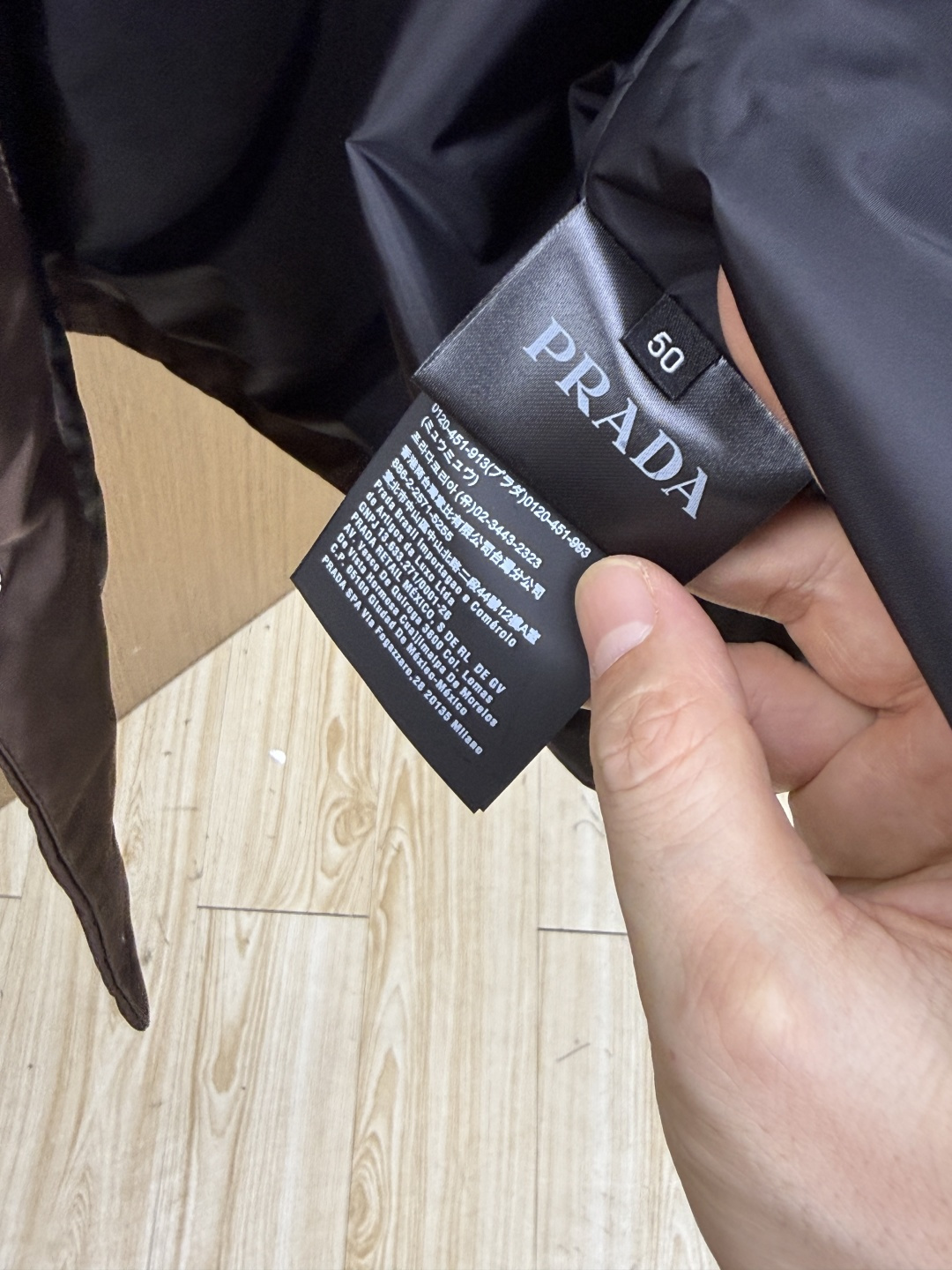 秋冬 Prada26秋冬爆款翻领外套 Prada这款外套,面料采用进口100%高密锦纶。挺括有型自带细腻光泽,呈 秋冬 Prada26秋冬爆款翻领外套 Prada这款外套,面料采用进口100%高密锦纶。挺括有型自带细腻光泽,呈