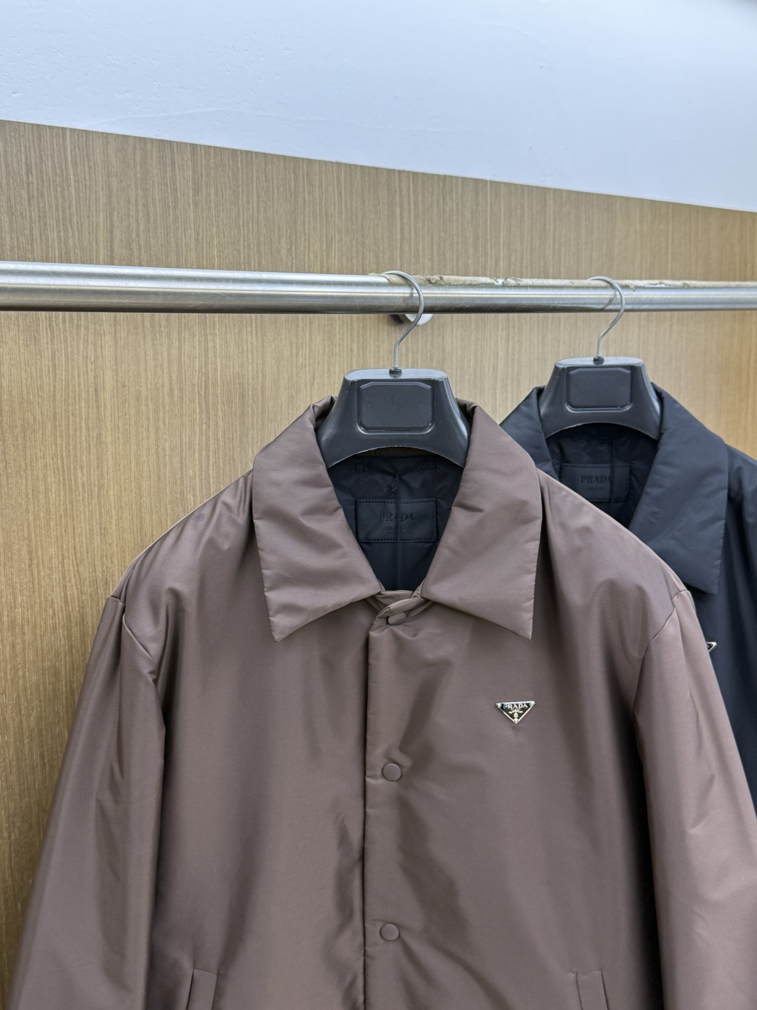 秋冬 Prada26秋冬爆款翻领外套 Prada这款外套,面料采用进口100%高密锦纶。挺括有型自带细腻光泽,呈 秋冬 Prada26秋冬爆款翻领外套 Prada这款外套,面料采用进口100%高密锦纶。挺括有型自带细腻光泽,呈