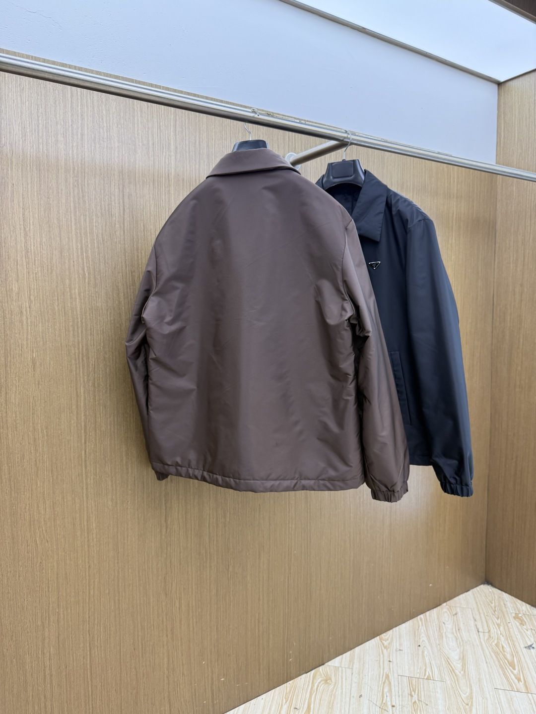 秋冬 Prada26秋冬爆款翻领外套 Prada这款外套,面料采用进口100%高密锦纶。挺括有型自带细腻光泽,呈 秋冬 Prada26秋冬爆款翻领外套 Prada这款外套,面料采用进口100%高密锦纶。挺括有型自带细腻光泽,呈