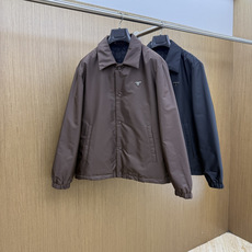 秋冬 Prada26秋冬爆款翻领外套 Prada这款外套,面料采用进口100%高密锦纶。挺括有型自带细腻光泽,呈 秋冬 Prada26秋冬爆款翻领外套 Prada这款外套,面料采用进口100%高密锦纶。挺括有型自带细腻光泽,呈
