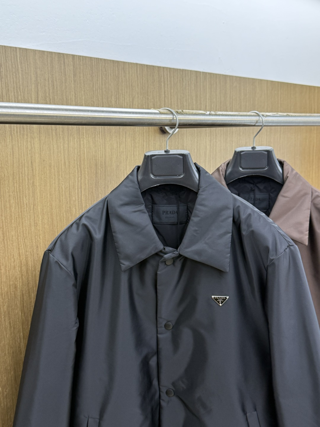 秋冬 Prada26秋冬爆款翻领外套 Prada这款外套,面料采用进口100%高密锦纶。挺括有型自带细腻光泽,呈 秋冬 Prada26秋冬爆款翻领外套 Prada这款外套,面料采用进口100%高密锦纶。挺括有型自带细腻光泽,呈