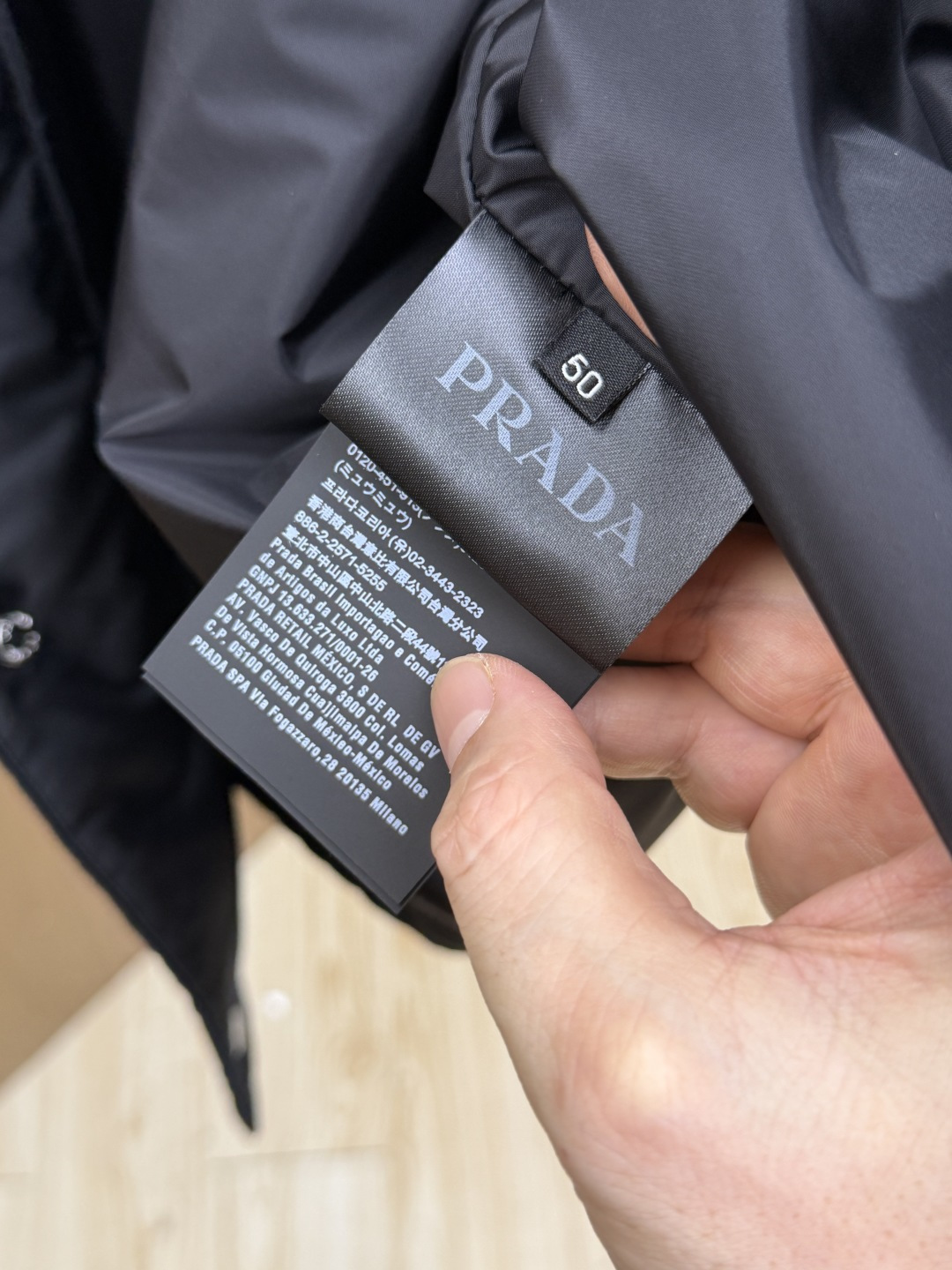 秋冬 Prada26秋冬爆款翻领外套 Prada这款外套,面料采用进口100%高密锦纶。挺括有型自带细腻光泽,呈 秋冬 Prada26秋冬爆款翻领外套 Prada这款外套,面料采用进口100%高密锦纶。挺括有型自带细腻光泽,呈