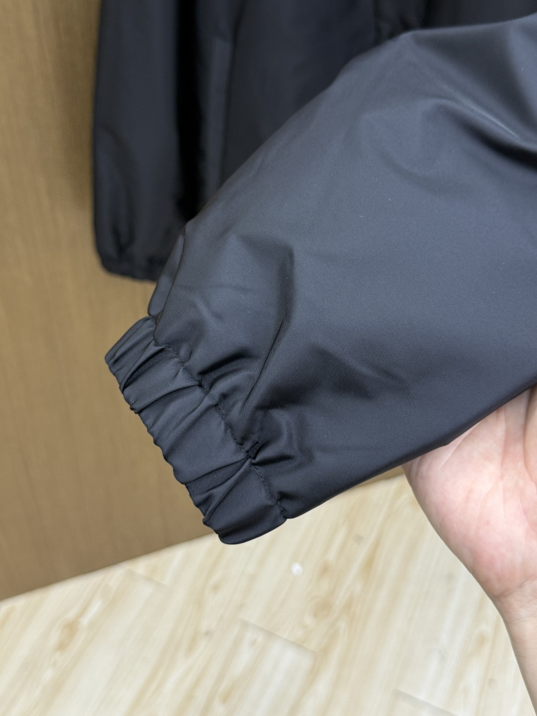 秋冬 Prada26秋冬爆款翻领外套 Prada这款外套,面料采用进口100%高密锦纶。挺括有型自带细腻光泽,呈 秋冬 Prada26秋冬爆款翻领外套 Prada这款外套,面料采用进口100%高密锦纶。挺括有型自带细腻光泽,呈