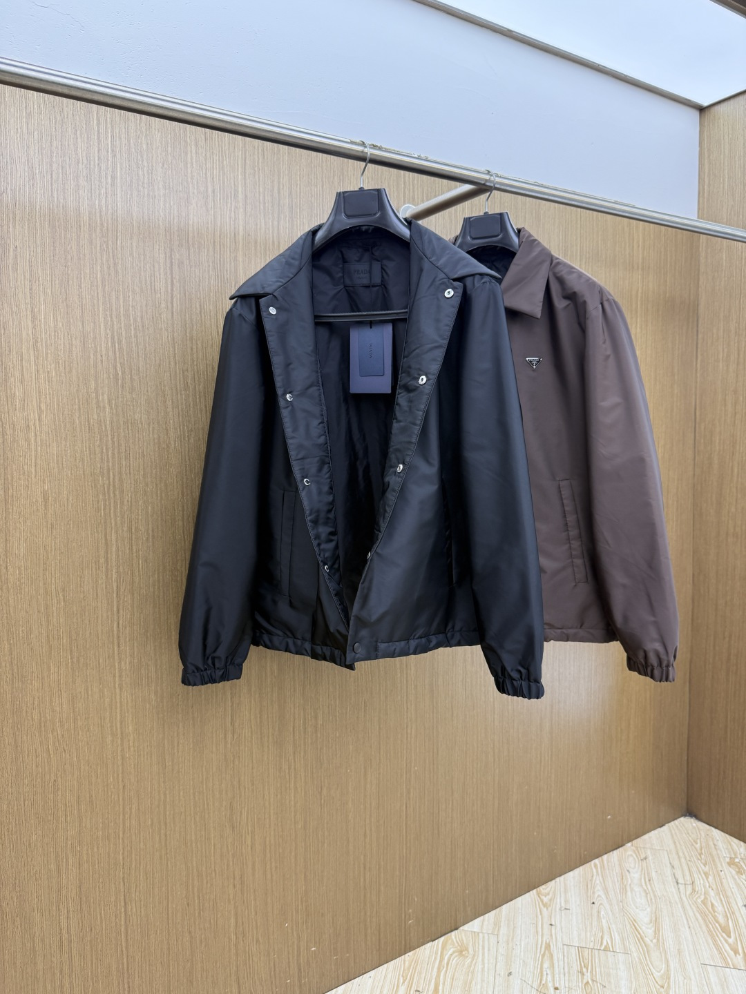 秋冬 Prada26秋冬爆款翻领外套 Prada这款外套,面料采用进口100%高密锦纶。挺括有型自带细腻光泽,呈 秋冬 Prada26秋冬爆款翻领外套 Prada这款外套,面料采用进口100%高密锦纶。挺括有型自带细腻光泽,呈