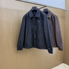 秋冬 Prada26秋冬爆款翻领外套 Prada这款外套,面料采用进口100%高密锦纶。挺括有型自带细腻光泽,呈 秋冬 Prada26秋冬爆款翻领外套 Prada这款外套,面料采用进口100%高密锦纶。挺括有型自带细腻光泽,呈