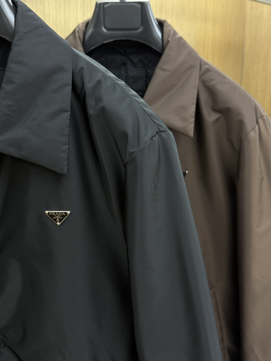 秋冬 Prada26秋冬爆款翻领外套 Prada这款外套,面料采用进口100%高密锦纶。挺括有型自带细腻光泽,呈 秋冬 Prada26秋冬爆款翻领外套 Prada这款外套,面料采用进口100%高密锦纶。挺括有型自带细腻光泽,呈