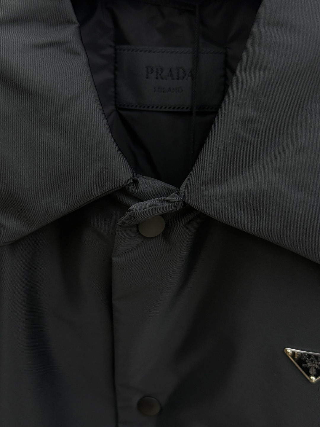 秋冬 Prada26秋冬爆款翻领外套 Prada这款外套,面料采用进口100%高密锦纶。挺括有型自带细腻光泽,呈 秋冬 Prada26秋冬爆款翻领外套 Prada这款外套,面料采用进口100%高密锦纶。挺括有型自带细腻光泽,呈