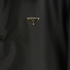 秋冬 Prada26秋冬爆款翻领外套 Prada这款外套,面料采用进口100%高密锦纶。挺括有型自带细腻光泽,呈 秋冬 Prada26秋冬爆款翻领外套 Prada这款外套,面料采用进口100%高密锦纶。挺括有型自带细腻光泽,呈