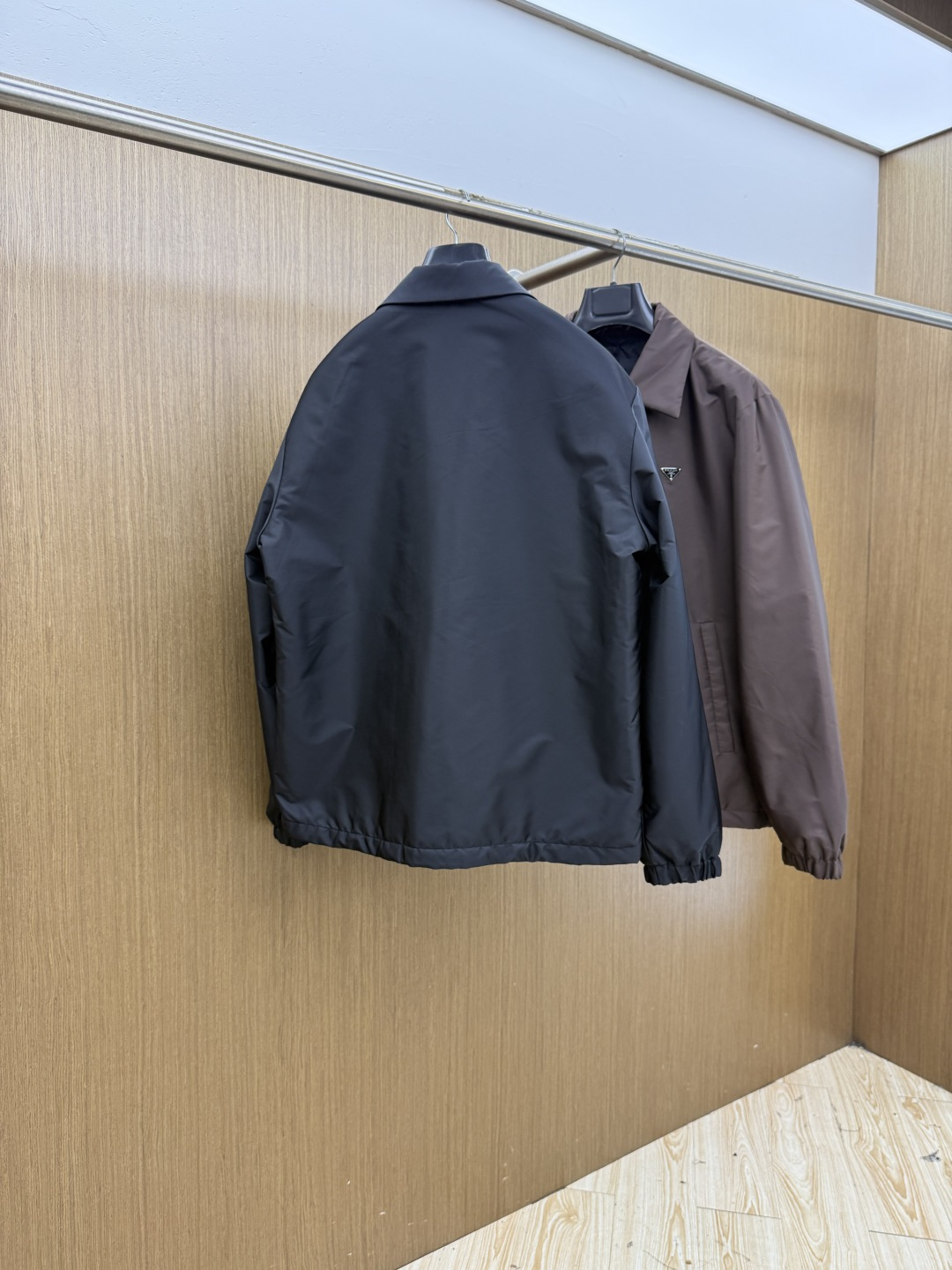 秋冬 Prada26秋冬爆款翻领外套 Prada这款外套,面料采用进口100%高密锦纶。挺括有型自带细腻光泽,呈 秋冬 Prada26秋冬爆款翻领外套 Prada这款外套,面料采用进口100%高密锦纶。挺括有型自带细腻光泽,呈
