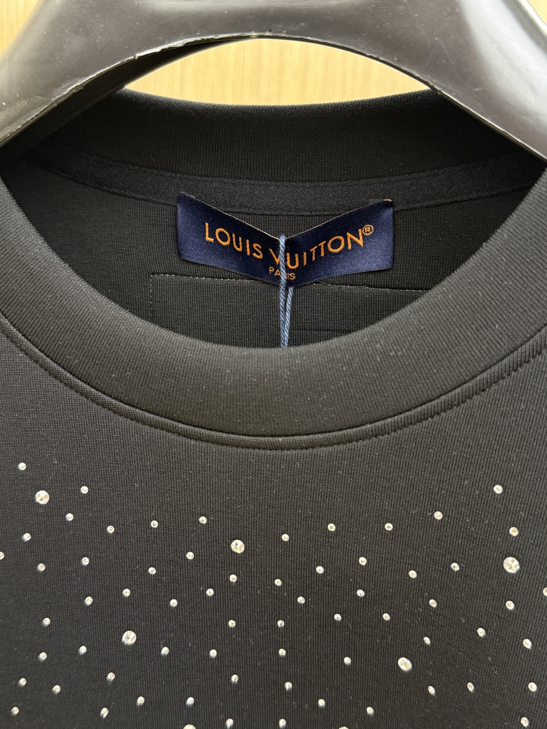 秋冬 LV 🔥ss早秋最新款休闲打底 高端品质 版型面料五金都是专柜1:1定制 面料是用的100%液氨空气层棉面料 身上 秋冬 LV 🔥ss早秋最新款休闲打底 高端品质 版型面料五金都是专柜1:1定制 面料是用的100%液氨空气层棉面料 身上