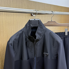 秋冬 Prada26秋冬爆款立领外套 Prada这款外套选用拼接版型设计,这款面料选用82%锦纶18%氨纶的高弹 秋冬 Prada26秋冬爆款立领外套 Prada这款外套选用拼接版型设计,这款面料选用82%锦纶18%氨纶的高弹