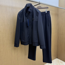 秋冬 Prada26秋冬爆款立领外套 Prada这款外套选用拼接版型设计,这款面料选用82%锦纶18%氨纶的高弹 秋冬 Prada26秋冬爆款立领外套 Prada这款外套选用拼接版型设计,这款面料选用82%锦纶18%氨纶的高弹