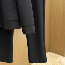 秋冬 Prada26秋冬爆款立领外套 Prada这款外套选用拼接版型设计,这款面料选用82%锦纶18%氨纶的高弹 秋冬 Prada26秋冬爆款立领外套 Prada这款外套选用拼接版型设计,这款面料选用82%锦纶18%氨纶的高弹