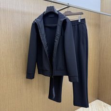 秋冬 Prada26秋冬爆款立领外套 Prada这款外套选用拼接版型设计,这款面料选用82%锦纶18%氨纶的高弹 秋冬 Prada26秋冬爆款立领外套 Prada这款外套选用拼接版型设计,这款面料选用82%锦纶18%氨纶的高弹