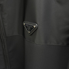 秋冬 Prada26秋冬爆款立领外套 Prada这款外套选用拼接版型设计,这款面料选用82%锦纶18%氨纶的高弹 秋冬 Prada26秋冬爆款立领外套 Prada这款外套选用拼接版型设计,这款面料选用82%锦纶18%氨纶的高弹
