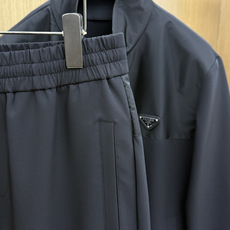 秋冬 Prada26秋冬爆款裤子 Prada这款裤子选用拼接版型设计,这款面料选用82%锦纶18%氨纶的高弹面料 秋冬 Prada26秋冬爆款裤子 Prada这款裤子选用拼接版型设计,这款面料选用82%锦纶18%氨纶的高弹面料