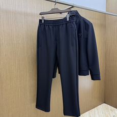 秋冬 Prada26秋冬爆款裤子 Prada这款裤子选用拼接版型设计,这款面料选用82%锦纶18%氨纶的高弹面料 秋冬 Prada26秋冬爆款裤子 Prada这款裤子选用拼接版型设计,这款面料选用82%锦纶18%氨纶的高弹面料