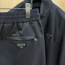 秋冬 Prada26秋冬爆款裤子 Prada这款裤子选用拼接版型设计,这款面料选用82%锦纶18%氨纶的高弹面料 秋冬 Prada26秋冬爆款裤子 Prada这款裤子选用拼接版型设计,这款面料选用82%锦纶18%氨纶的高弹面料