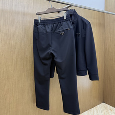 秋冬 Prada26秋冬爆款裤子 Prada这款裤子选用拼接版型设计,这款面料选用82%锦纶18%氨纶的高弹面料 秋冬 Prada26秋冬爆款裤子 Prada这款裤子选用拼接版型设计,这款面料选用82%锦纶18%氨纶的高弹面料