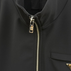 秋冬 Prada26秋冬爆款立领外套 Prada这款外套选用品牌经典立领版型,精选N锦纶:82% SP氨纶:18 秋冬 Prada26秋冬爆款立领外套 Prada这款外套选用品牌经典立领版型,精选N锦纶:82% SP氨纶:18