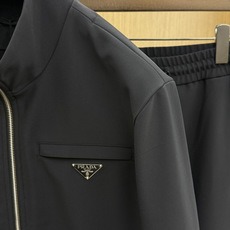 秋冬 Prada26秋冬爆款立领外套 Prada这款外套选用品牌经典立领版型,精选N锦纶:82% SP氨纶:18 秋冬 Prada26秋冬爆款立领外套 Prada这款外套选用品牌经典立领版型,精选N锦纶:82% SP氨纶:18