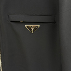 秋冬 Prada26秋冬爆款立领外套 Prada这款外套选用品牌经典立领版型,精选N锦纶:82% SP氨纶:18 秋冬 Prada26秋冬爆款立领外套 Prada这款外套选用品牌经典立领版型,精选N锦纶:82% SP氨纶:18