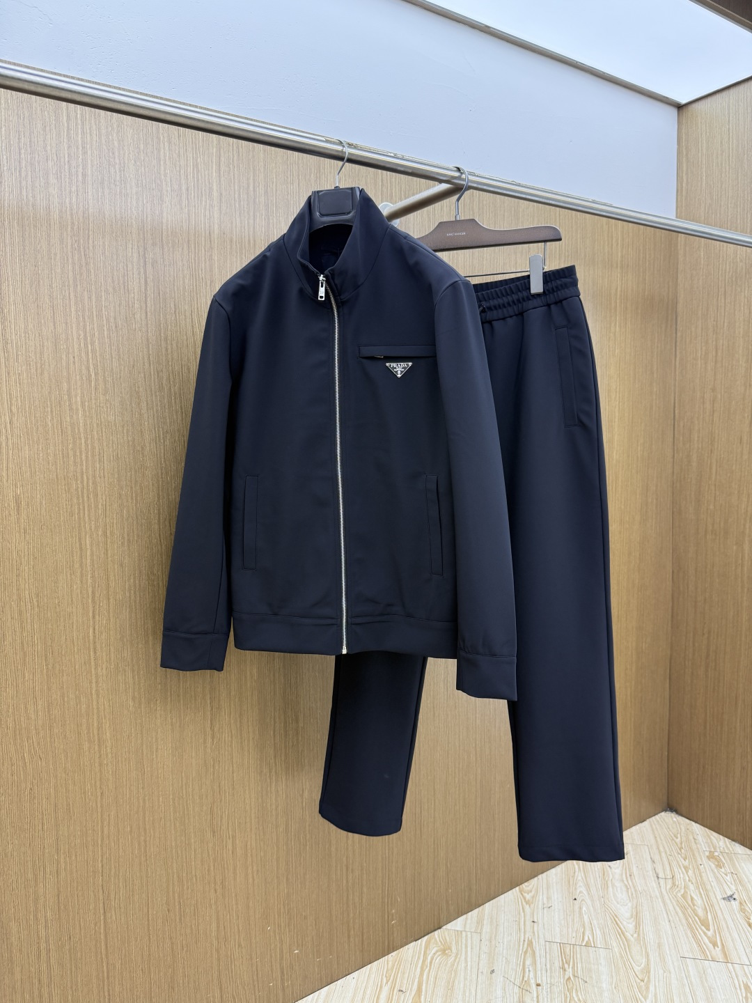 秋冬 Prada26秋冬爆款立领外套 Prada这款外套选用品牌经典立领版型,精选N锦纶:82% SP氨纶:18 秋冬 Prada26秋冬爆款立领外套 Prada这款外套选用品牌经典立领版型,精选N锦纶:82% SP氨纶:18