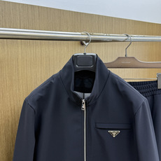 秋冬 Prada26秋冬爆款立领外套 Prada这款外套选用品牌经典立领版型,精选N锦纶:82% SP氨纶:18 秋冬 Prada26秋冬爆款立领外套 Prada这款外套选用品牌经典立领版型,精选N锦纶:82% SP氨纶:18