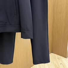 秋冬 Prada26秋冬爆款立领外套 Prada这款外套选用品牌经典立领版型,精选N锦纶:82% SP氨纶:18 秋冬 Prada26秋冬爆款立领外套 Prada这款外套选用品牌经典立领版型,精选N锦纶:82% SP氨纶:18