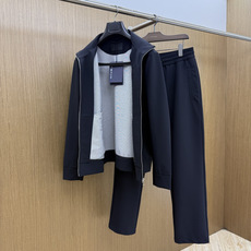 秋冬 Prada26秋冬爆款立领外套 Prada这款外套选用品牌经典立领版型,精选N锦纶:82% SP氨纶:18 秋冬 Prada26秋冬爆款立领外套 Prada这款外套选用品牌经典立领版型,精选N锦纶:82% SP氨纶:18