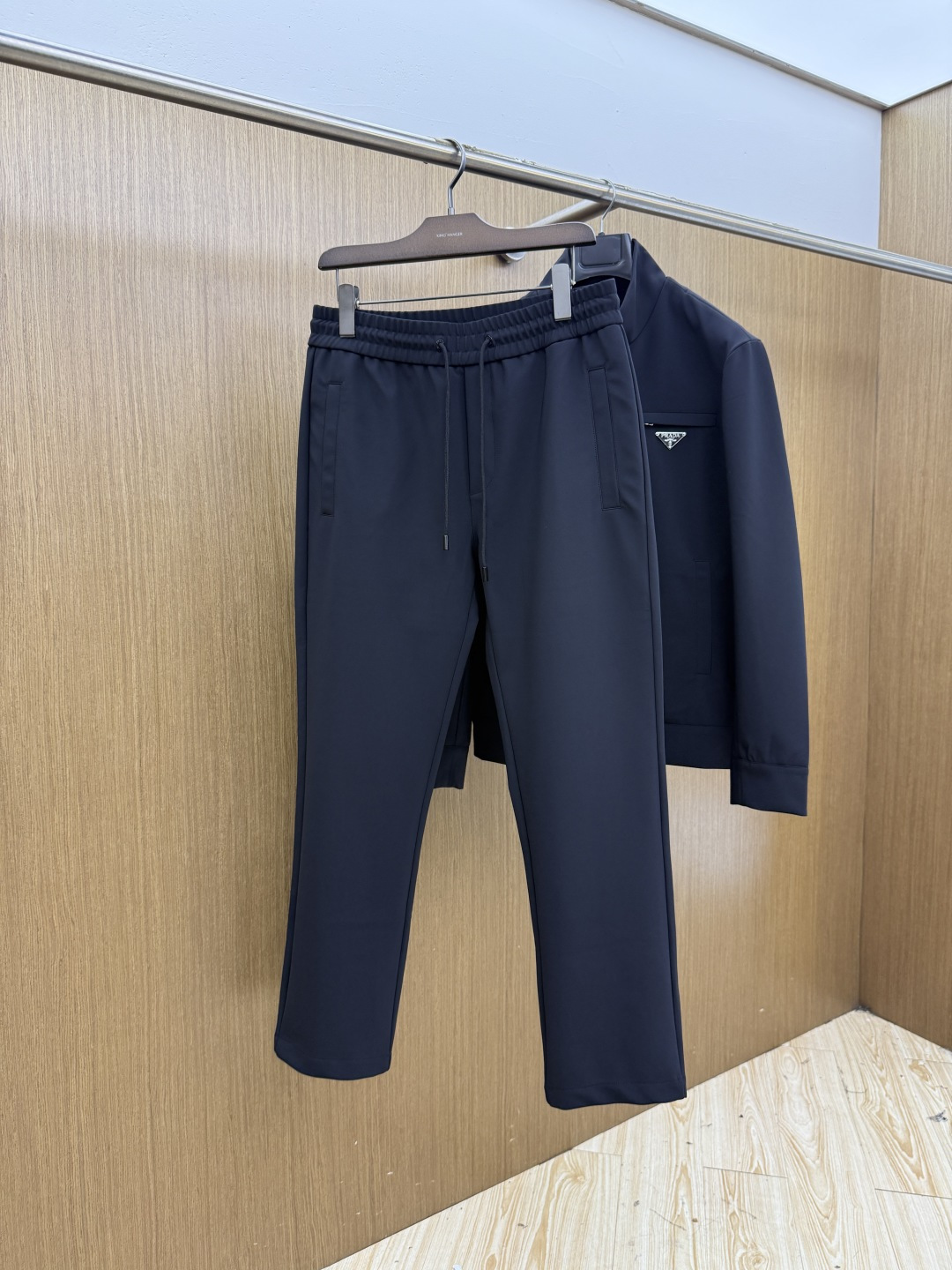 秋冬 Prada26秋冬款爆款长裤 Prada这款长裤选用品牌经典版型,精选N锦纶:82% SP氨纶:18% 三 秋冬 Prada26秋冬款爆款长裤 Prada这款长裤选用品牌经典版型,精选N锦纶:82% SP氨纶:18% 三