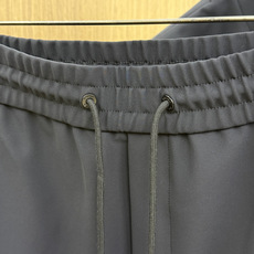 秋冬 Prada26秋冬款爆款长裤 Prada这款长裤选用品牌经典版型,精选N锦纶:82% SP氨纶:18% 三 秋冬 Prada26秋冬款爆款长裤 Prada这款长裤选用品牌经典版型,精选N锦纶:82% SP氨纶:18% 三