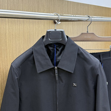 秋冬 Burberry26秋冬爆款外套 Burberry这款外套,面料精选100%高密涤纶,精密织造工艺,搭配哑 秋冬 Burberry26秋冬爆款外套 Burberry这款外套,面料精选100%高密涤纶,精密织造工艺,搭配哑