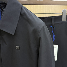 秋冬 Burberry26秋冬爆款外套 Burberry这款外套,面料精选100%高密涤纶,精密织造工艺,搭配哑 秋冬 Burberry26秋冬爆款外套 Burberry这款外套,面料精选100%高密涤纶,精密织造工艺,搭配哑