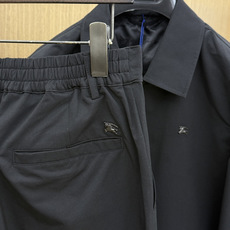 秋冬 Burberry26秋冬爆款裤子 Burberry这款裤子,面料精选100%高密涤纶,精密织造工艺,搭配哑 秋冬 Burberry26秋冬爆款裤子 Burberry这款裤子,面料精选100%高密涤纶,精密织造工艺,搭配哑