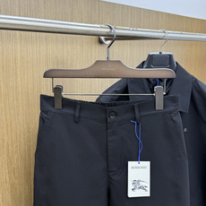 秋冬 Burberry26秋冬爆款裤子 Burberry这款裤子,面料精选100%高密涤纶,精密织造工艺,搭配哑 秋冬 Burberry26秋冬爆款裤子 Burberry这款裤子,面料精选100%高密涤纶,精密织造工艺,搭配哑