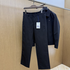 秋冬 Burberry26秋冬爆款裤子 Burberry这款裤子,面料精选100%高密涤纶,精密织造工艺,搭配哑 秋冬 Burberry26秋冬爆款裤子 Burberry这款裤子,面料精选100%高密涤纶,精密织造工艺,搭配哑