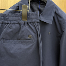 秋冬 Burberry26秋冬爆款裤子 Burberry这款裤子,面料精选100%高密涤纶,精密织造工艺,搭配哑 秋冬 Burberry26秋冬爆款裤子 Burberry这款裤子,面料精选100%高密涤纶,精密织造工艺,搭配哑