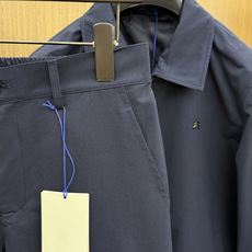 秋冬 Burberry26秋冬爆款裤子 Burberry这款裤子,面料精选100%高密涤纶,精密织造工艺,搭配哑 秋冬 Burberry26秋冬爆款裤子 Burberry这款裤子,面料精选100%高密涤纶,精密织造工艺,搭配哑