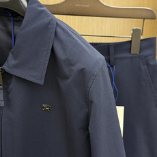 秋冬 Burberry26秋冬爆款外套 Burberry这款外套,面料精选100%高密涤纶,精密织造工艺,搭配哑 秋冬 Burberry26秋冬爆款外套 Burberry这款外套,面料精选100%高密涤纶,精密织造工艺,搭配哑
