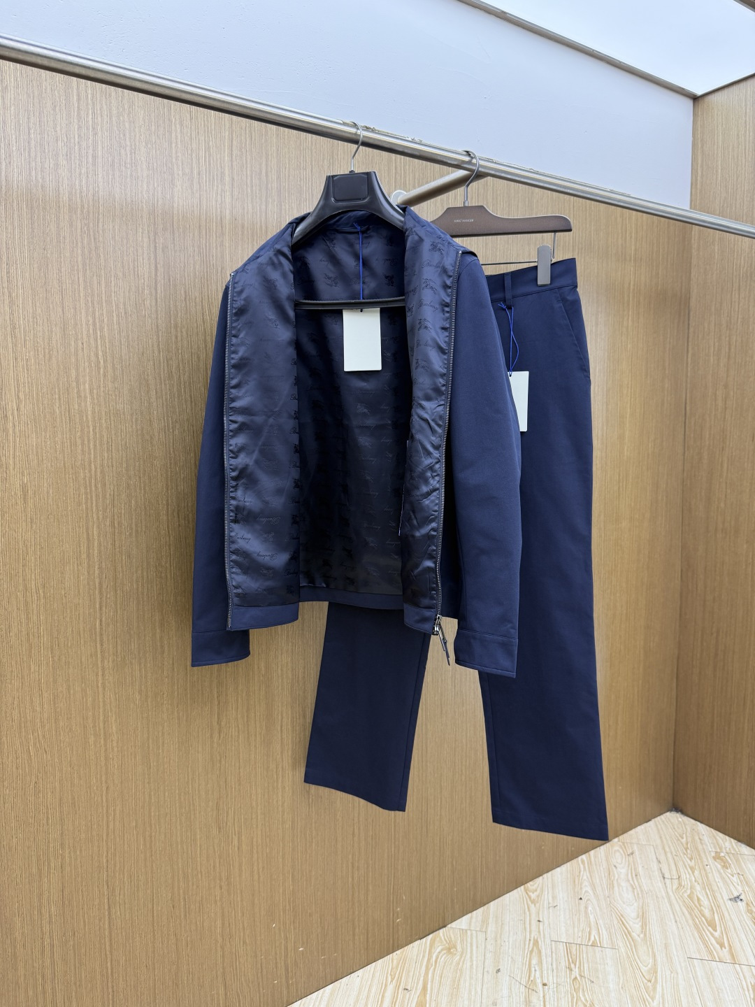 秋冬 Burberry26秋冬爆款外套 Burberry这款外套,面料精选100%高密涤纶,精密织造工艺,搭配哑 秋冬 Burberry26秋冬爆款外套 Burberry这款外套,面料精选100%高密涤纶,精密织造工艺,搭配哑