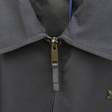 秋冬 Burberry26秋冬爆款外套 Burberry这款外套,面料精选100%高密涤纶,精密织造工艺,搭配哑 秋冬 Burberry26秋冬爆款外套 Burberry这款外套,面料精选100%高密涤纶,精密织造工艺,搭配哑
