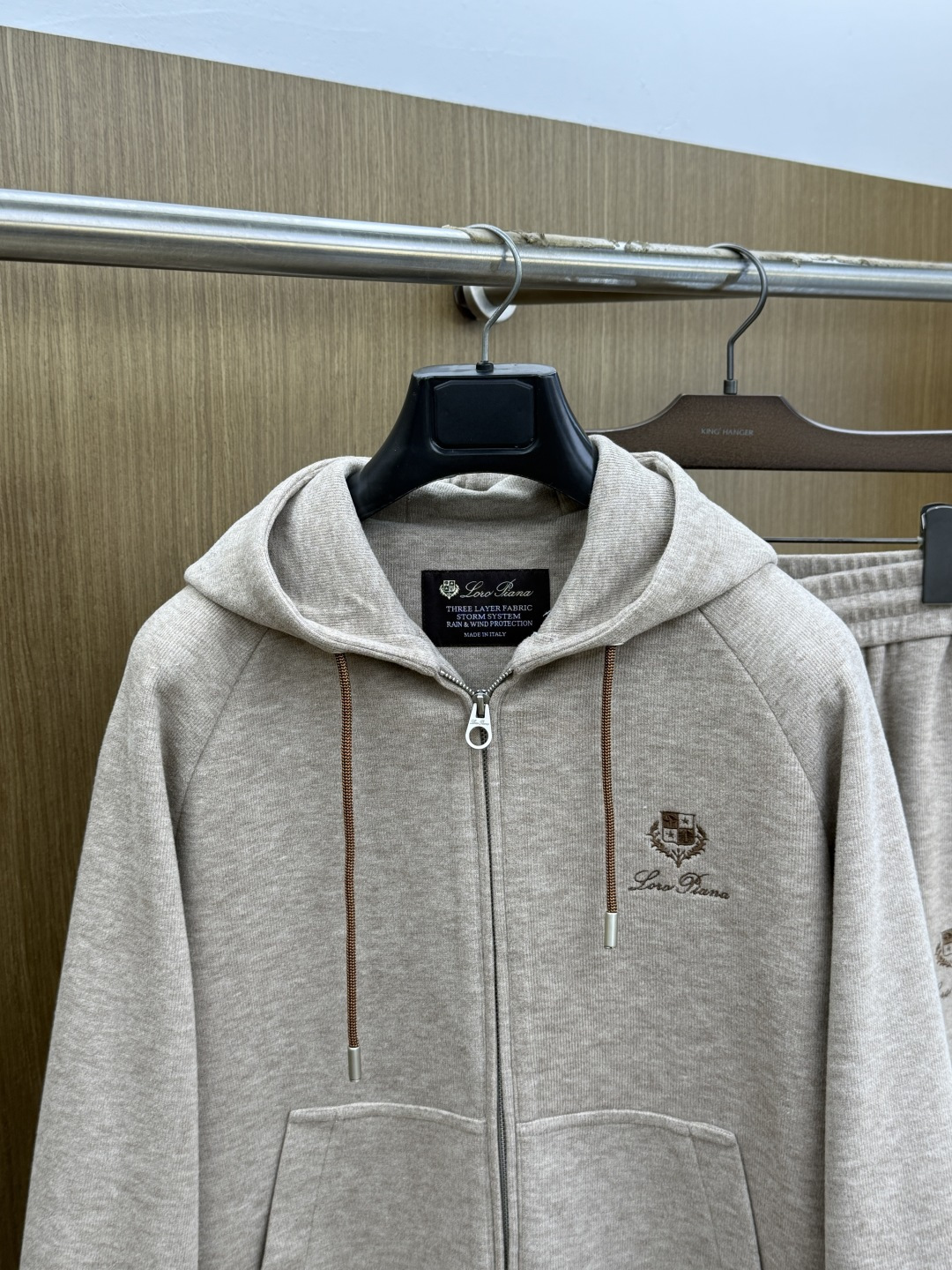 秋冬/套 Loro Piana 🔥🔥高端品质 2026秋冬专柜同款新品棉➕羊毛休闲套装!明星最爱时装味休闲套装 简单大方 秋冬/套 Loro Piana 🔥🔥高端品质 2026秋冬专柜同款新品棉➕羊毛休闲套装!明星最爱时装味休闲套装 简单大方